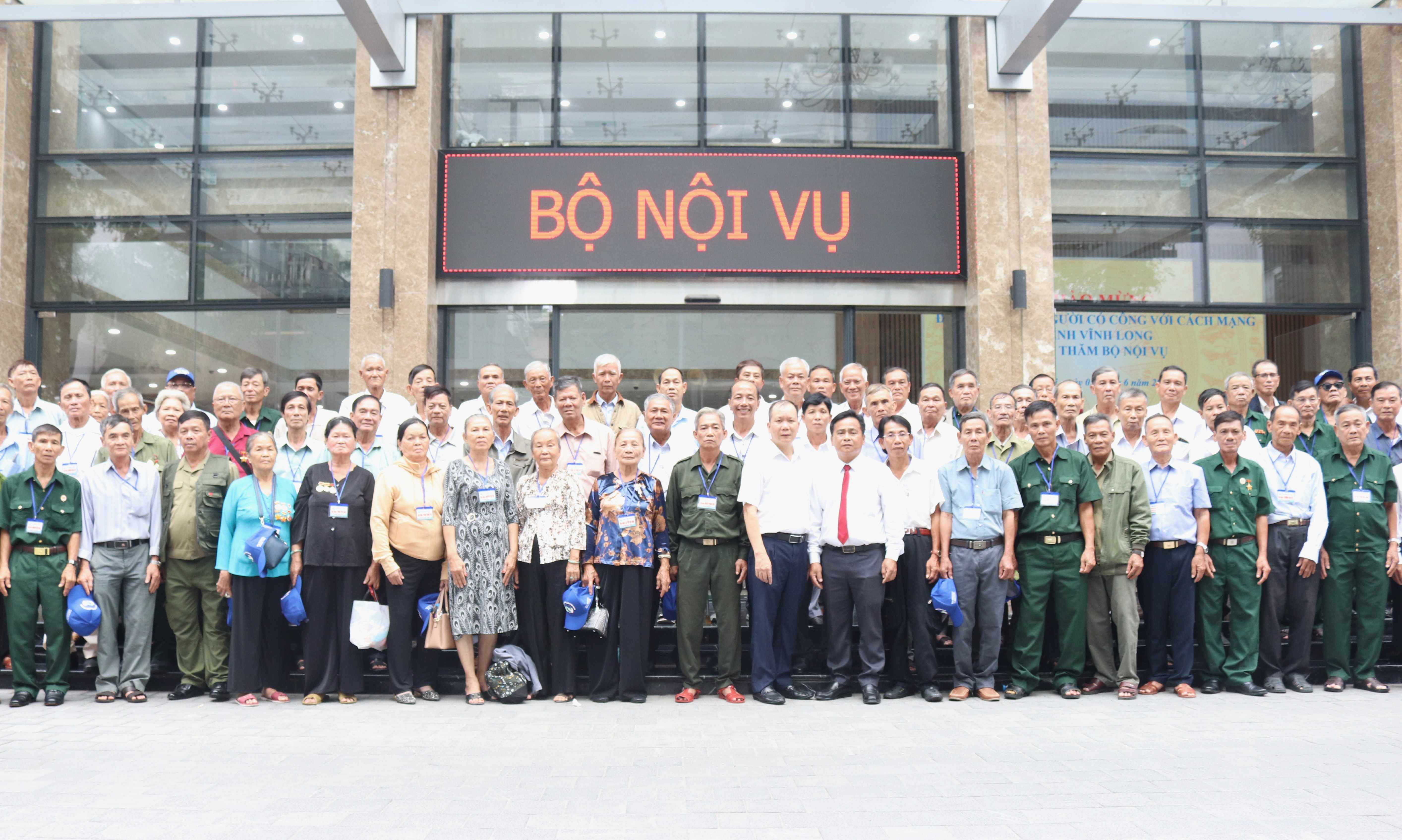 Bộ Nội vụ gặp mặt Đoàn đại biểu người có công với cách mạng tỉnh Vĩnh Long